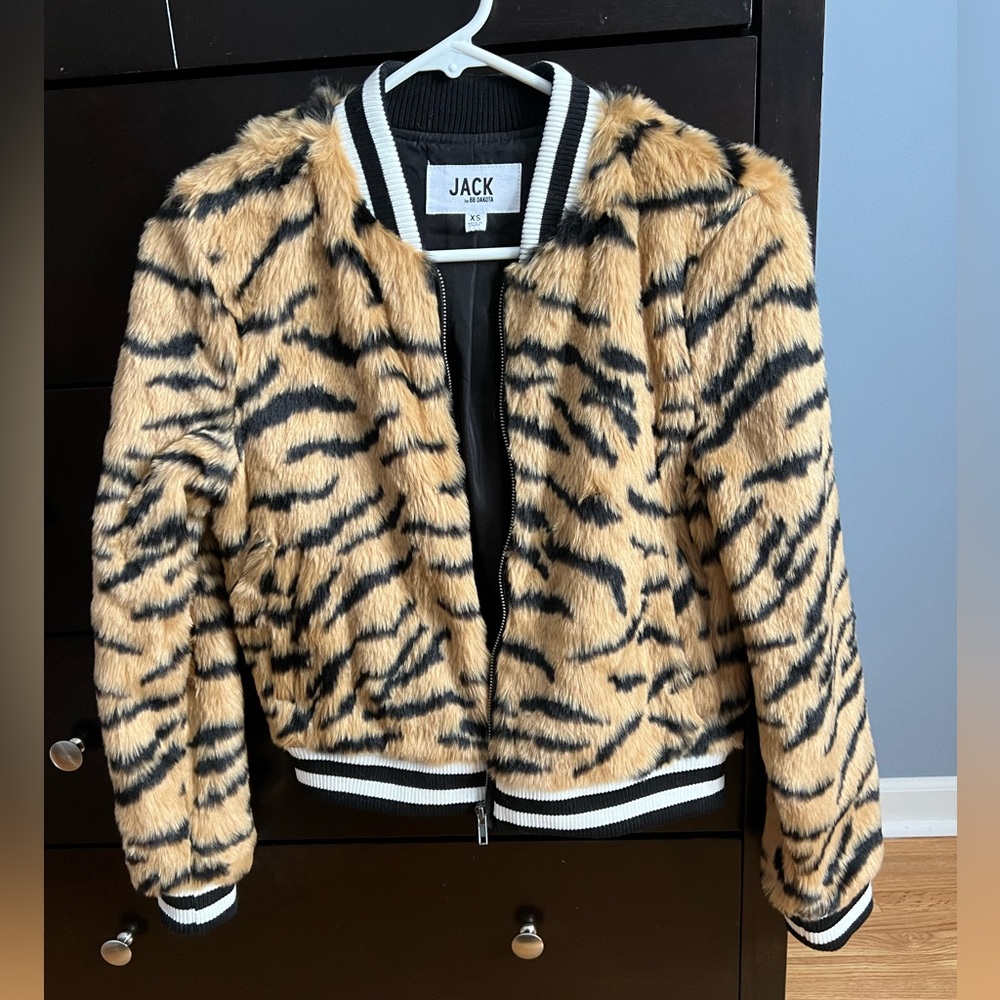 Adorable bomber jacket! 🐅